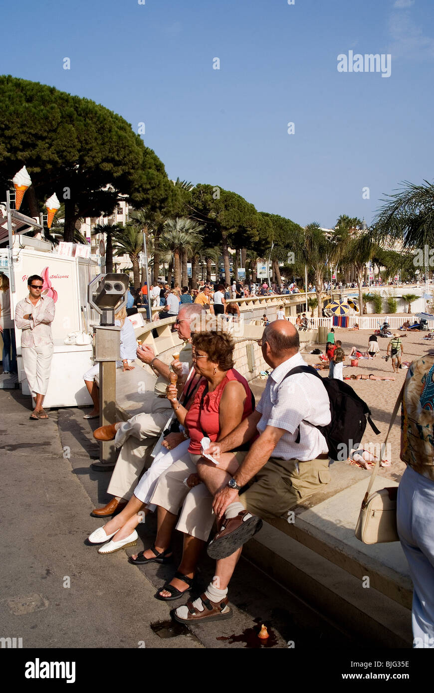 Les touristes sur le Boulevard de la croisette, Cannes, France Banque D'Images