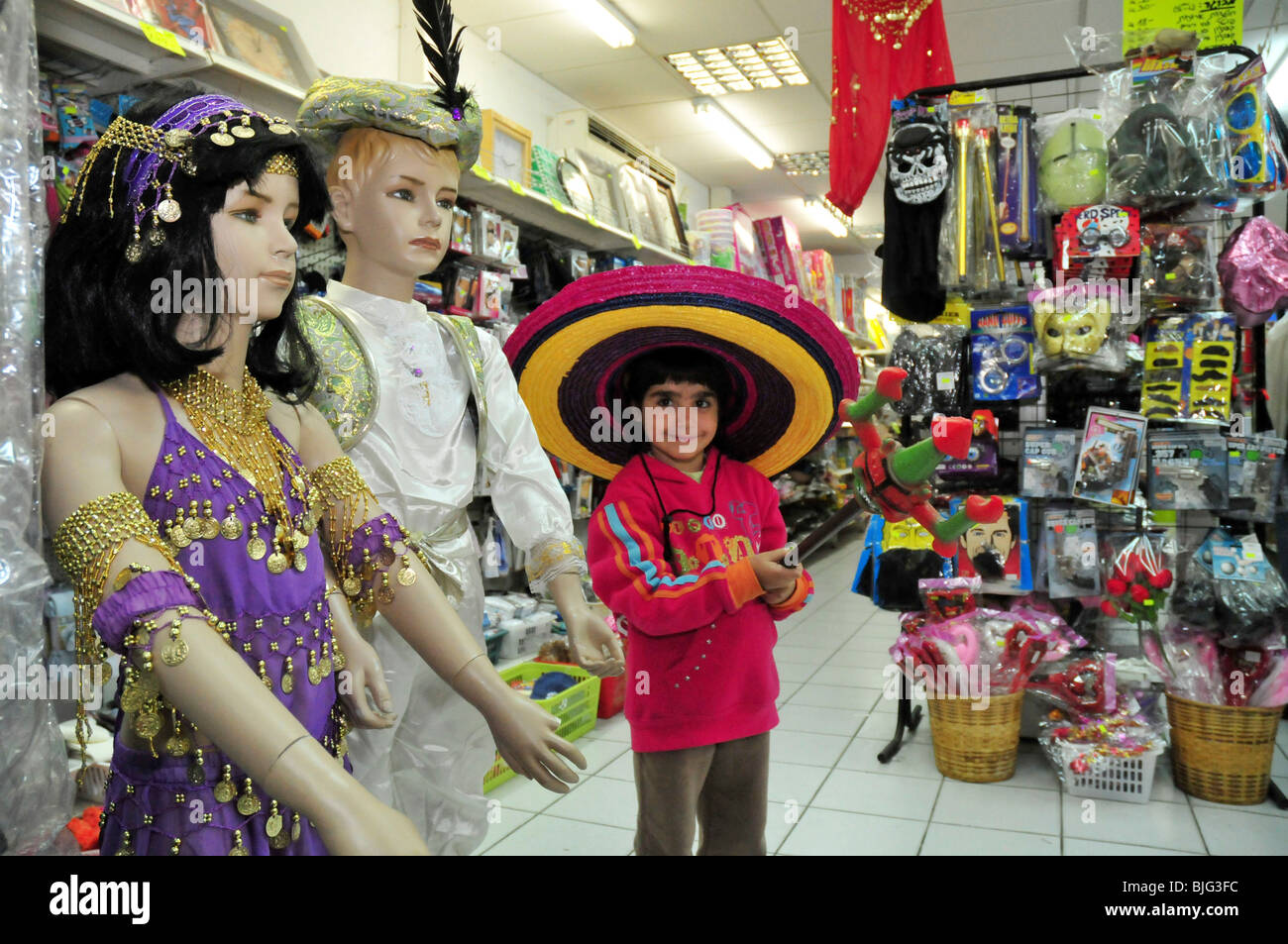 Israël, une jeune fille de Pourim 5 essayant sur Pourim costumes dans un magasin de jouets Autorisation Modèle disponible Banque D'Images