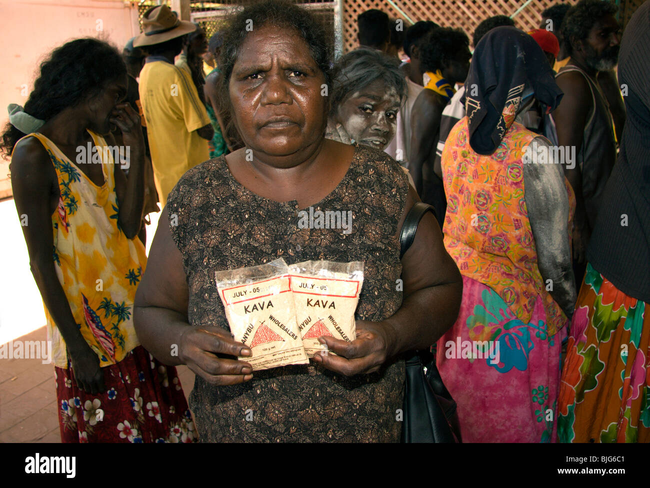 Aboriginal health worker Joyce Biyayngu explique le danger pour la santé de l'utilisation du kava addictive à queue tous les jours pour elle à Ramingining Banque D'Images