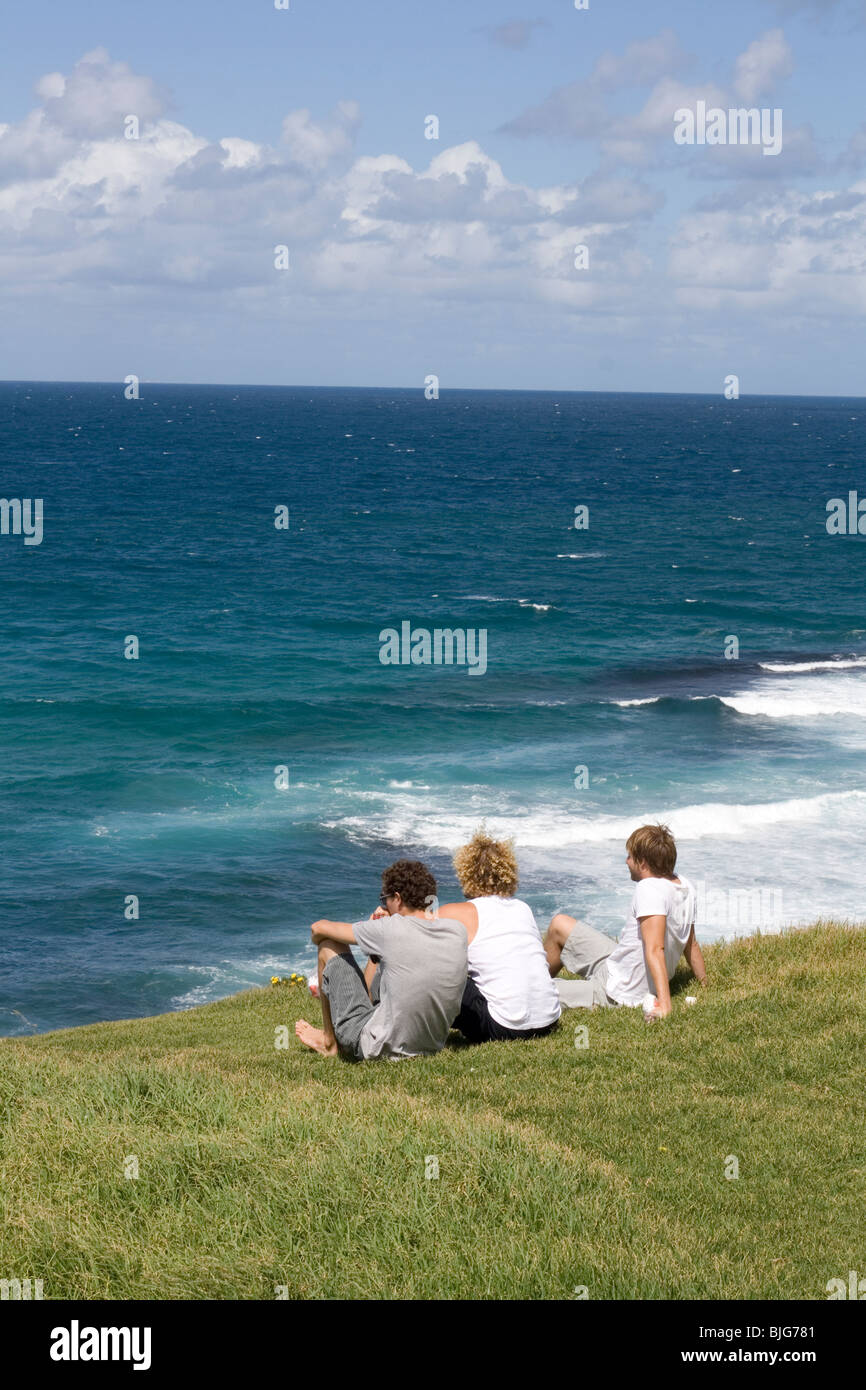 3 amis à la recherche d'Avalon à la Surf Beach, Australie. Banque D'Images