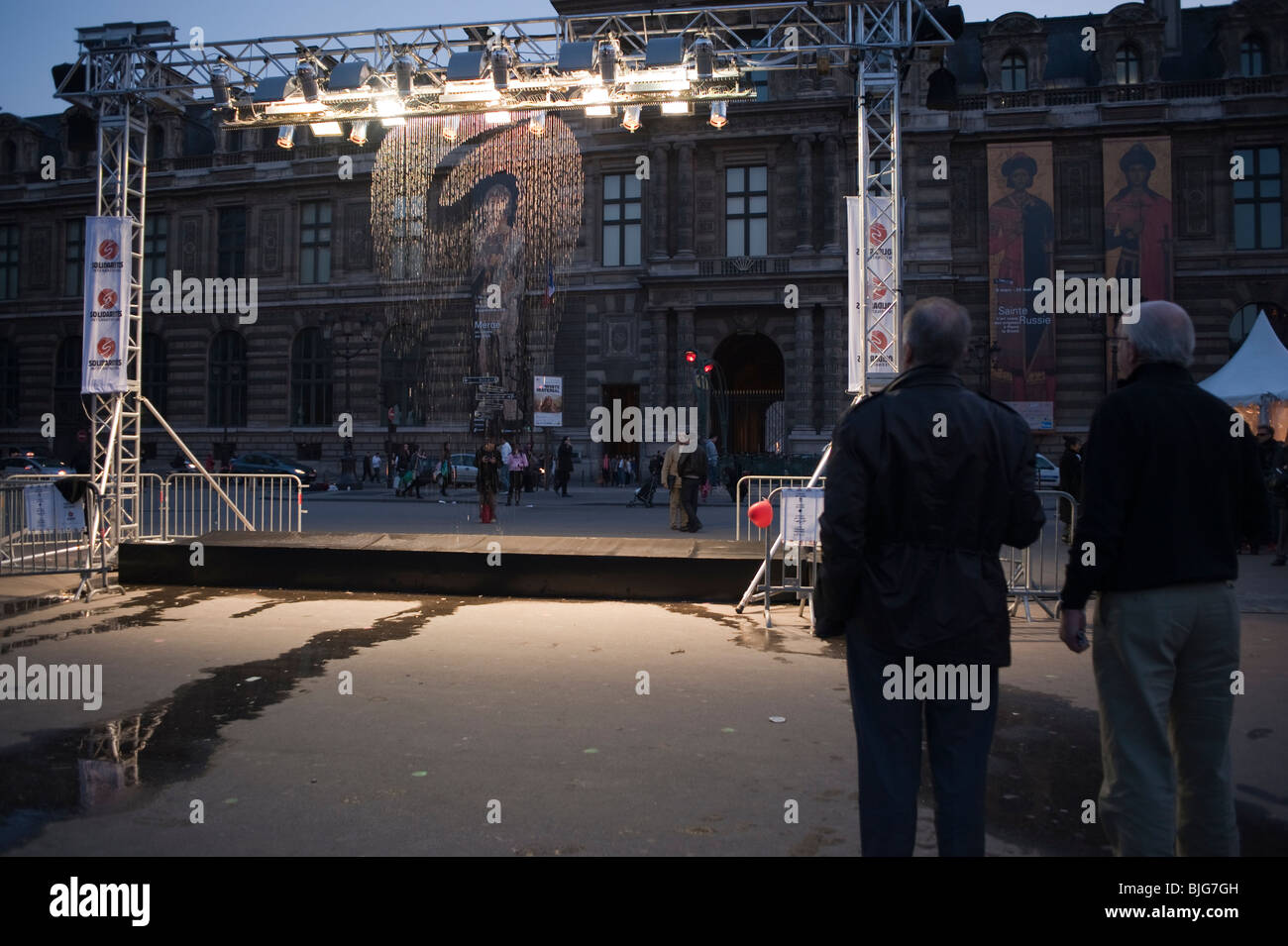 Paris, France, les personnes à la recherche d'eau à l'exposition de sculptures "pour célébrer la Journée mondiale de l'eau', 3/22, Place Palais Royale Banque D'Images