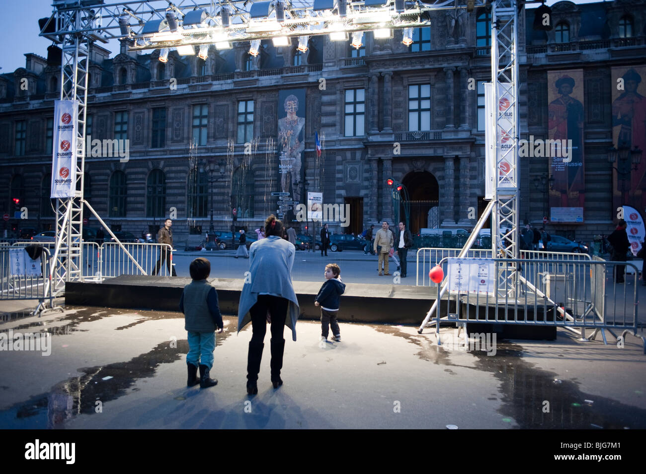 Paris, France, les personnes à la recherche d'eau à l'exposition de sculptures "pour célébrer la Journée mondiale de l'eau', 3/22, Place Palais Royale Banque D'Images