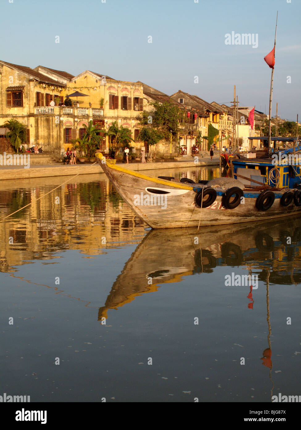 Ville de Hoi An sur les rives de la rivière Thu Bon au Vietnam Banque D'Images