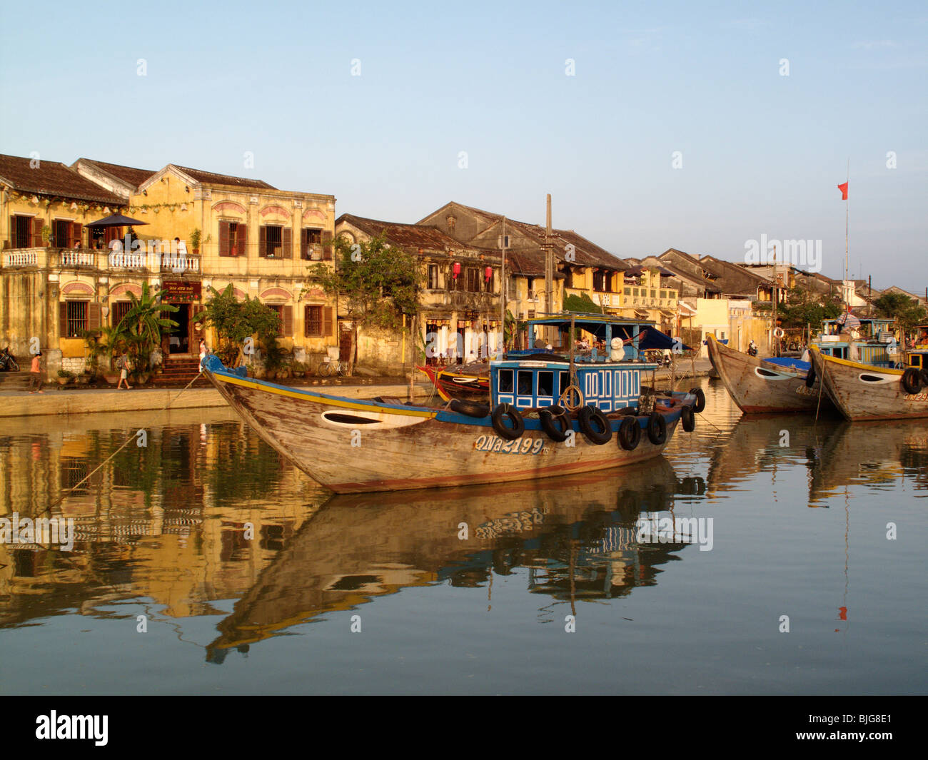 Ville de Hoi An sur les rives de la rivière Thu Bon au Vietnam Banque D'Images