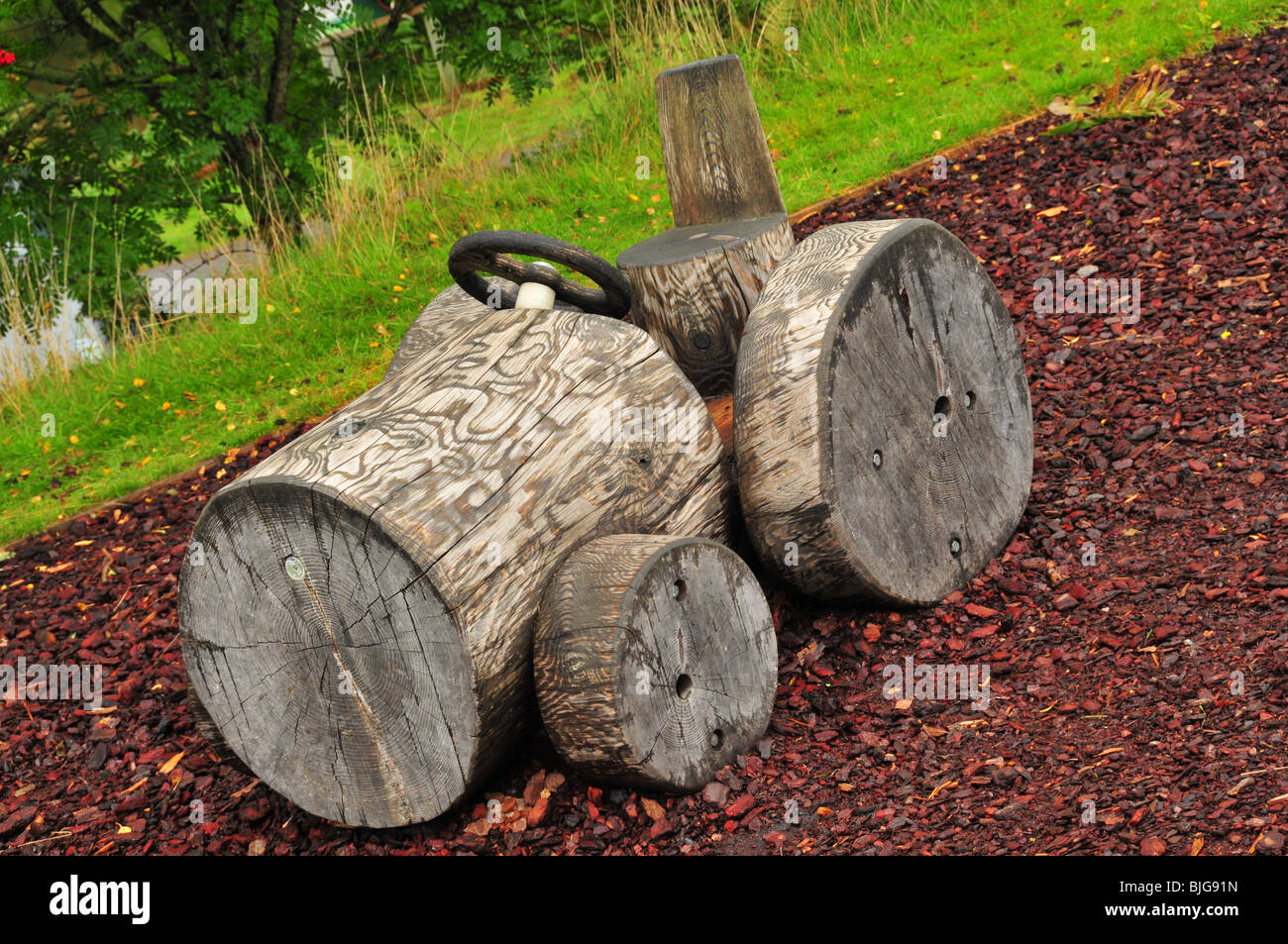 Une voiture jouet en bois dans une aire à l'David Marshall Lodge Visitor Centre, Strathyre, Ecosse, Royaume-Uni Banque D'Images