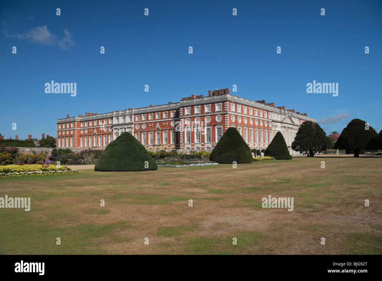 Vue à travers les jardins de l'Est vers le coin du sud et l'Est de fronts de Hampton Court Palace, Richmond upon Thames, Royaume-Uni. Banque D'Images