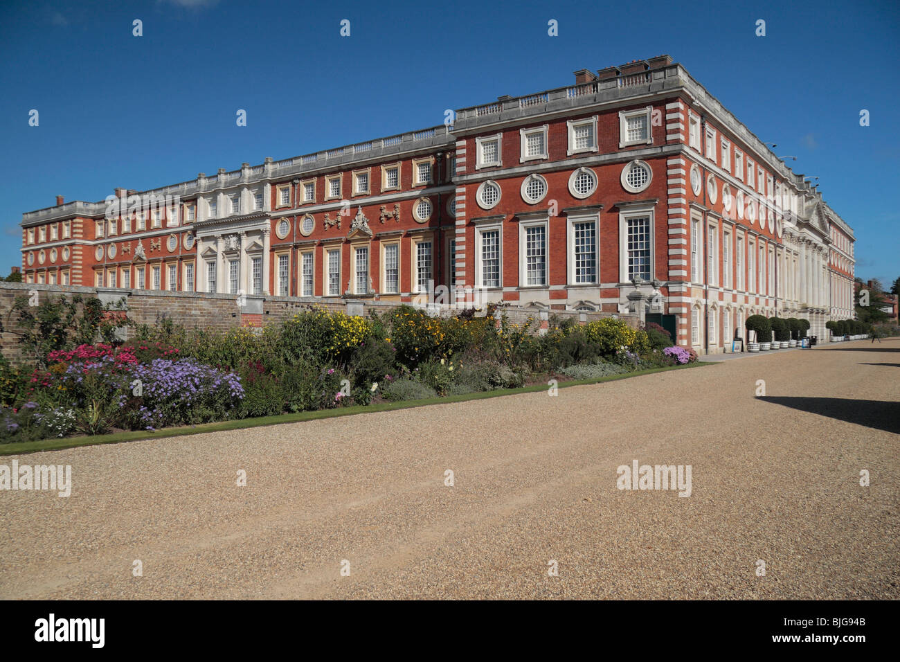 Vue à travers les jardins de l'Est vers le coin du sud et l'Est de fronts de Hampton Court Palace, Richmond upon Thames, Royaume-Uni. Banque D'Images