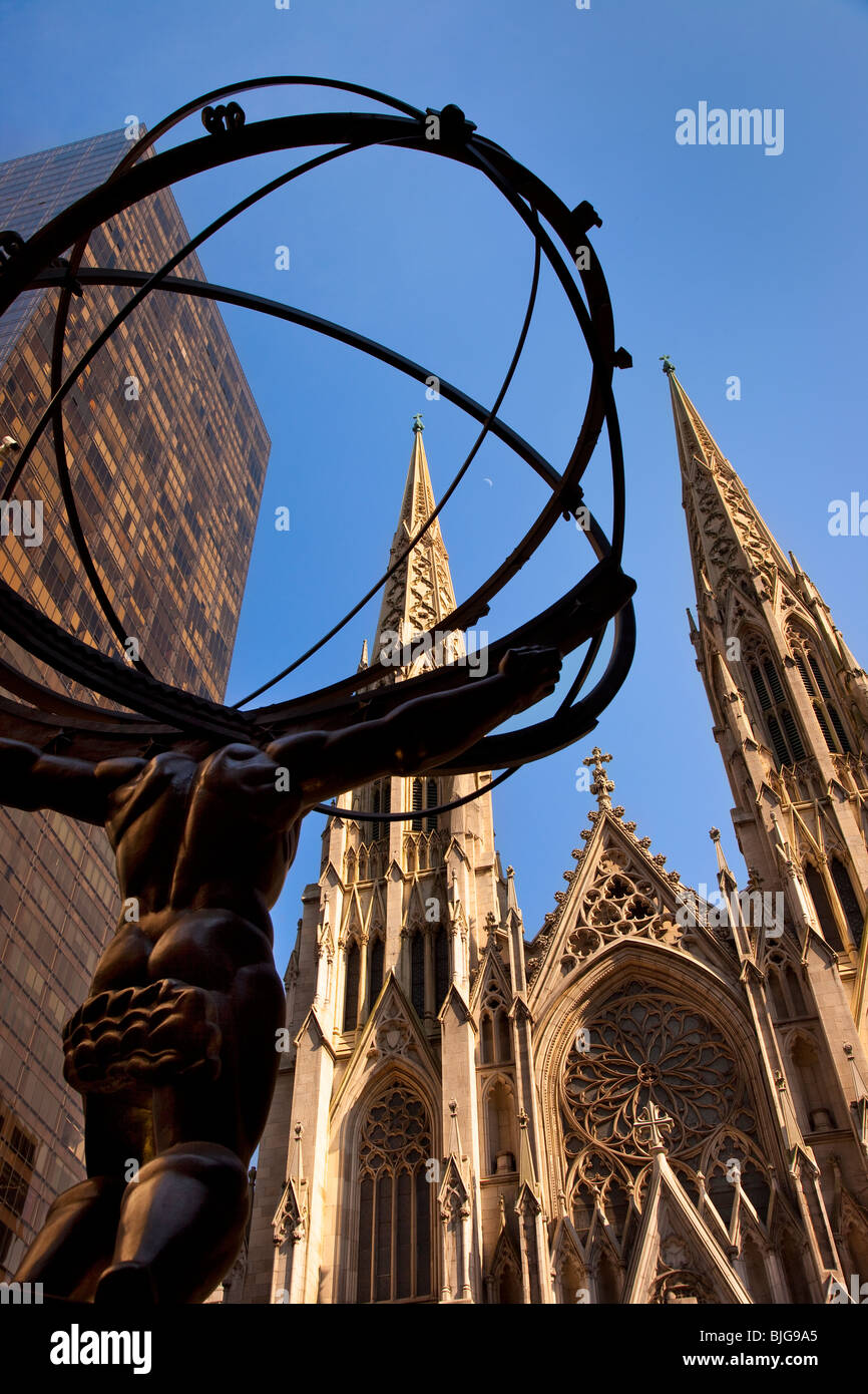 La Cathédrale St Patrick avec statue en bronze d'Atlas dans l'avant-plan, New York City USA Banque D'Images