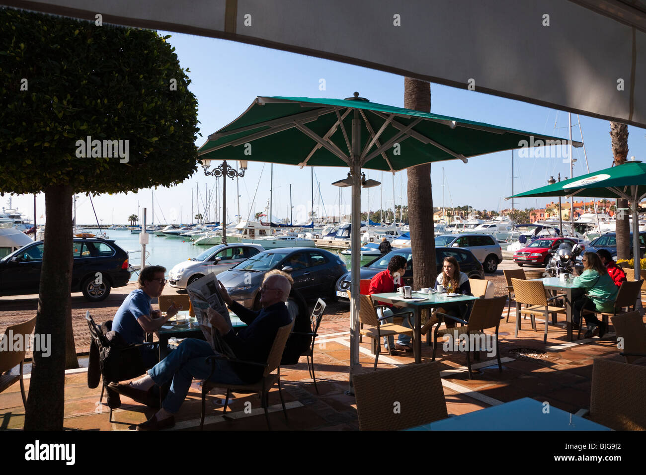 Scène Cafe à la Marina de Sotogrande, Espagne Banque D'Images