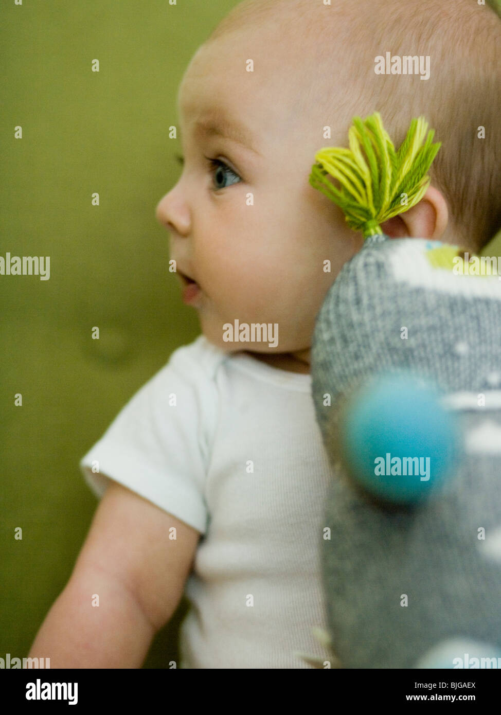 Bébé avec un animal en peluche Banque D'Images