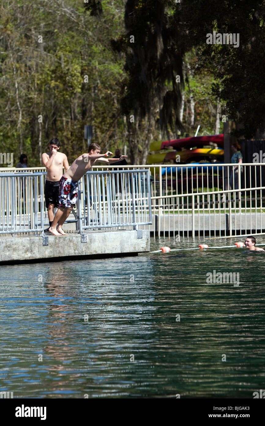 La plongée dans l'adolescence à De Leon Springs dans l'eau froide. Banque D'Images