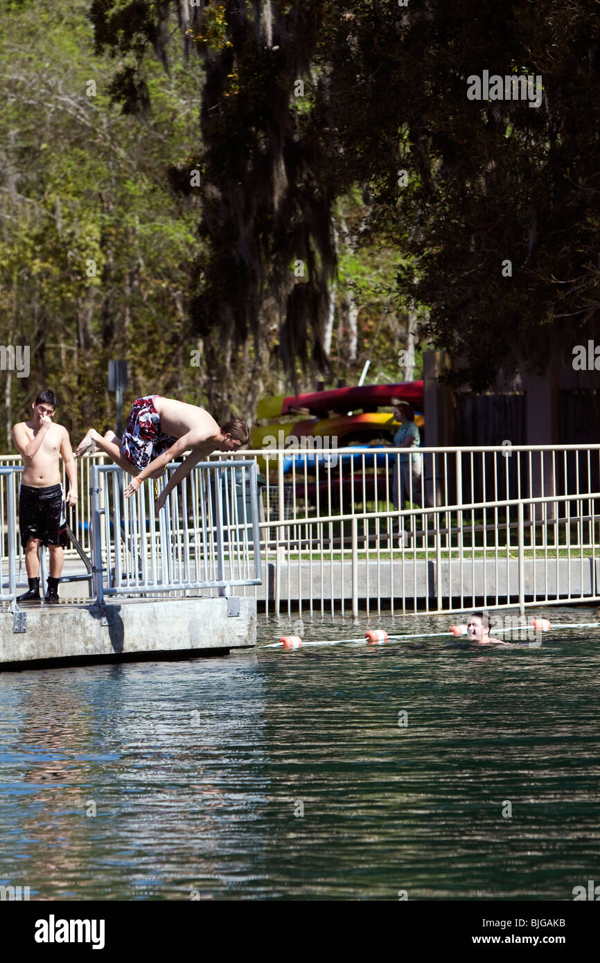 La plongée dans l'adolescence à De Leon Springs dans l'eau froide. Banque D'Images