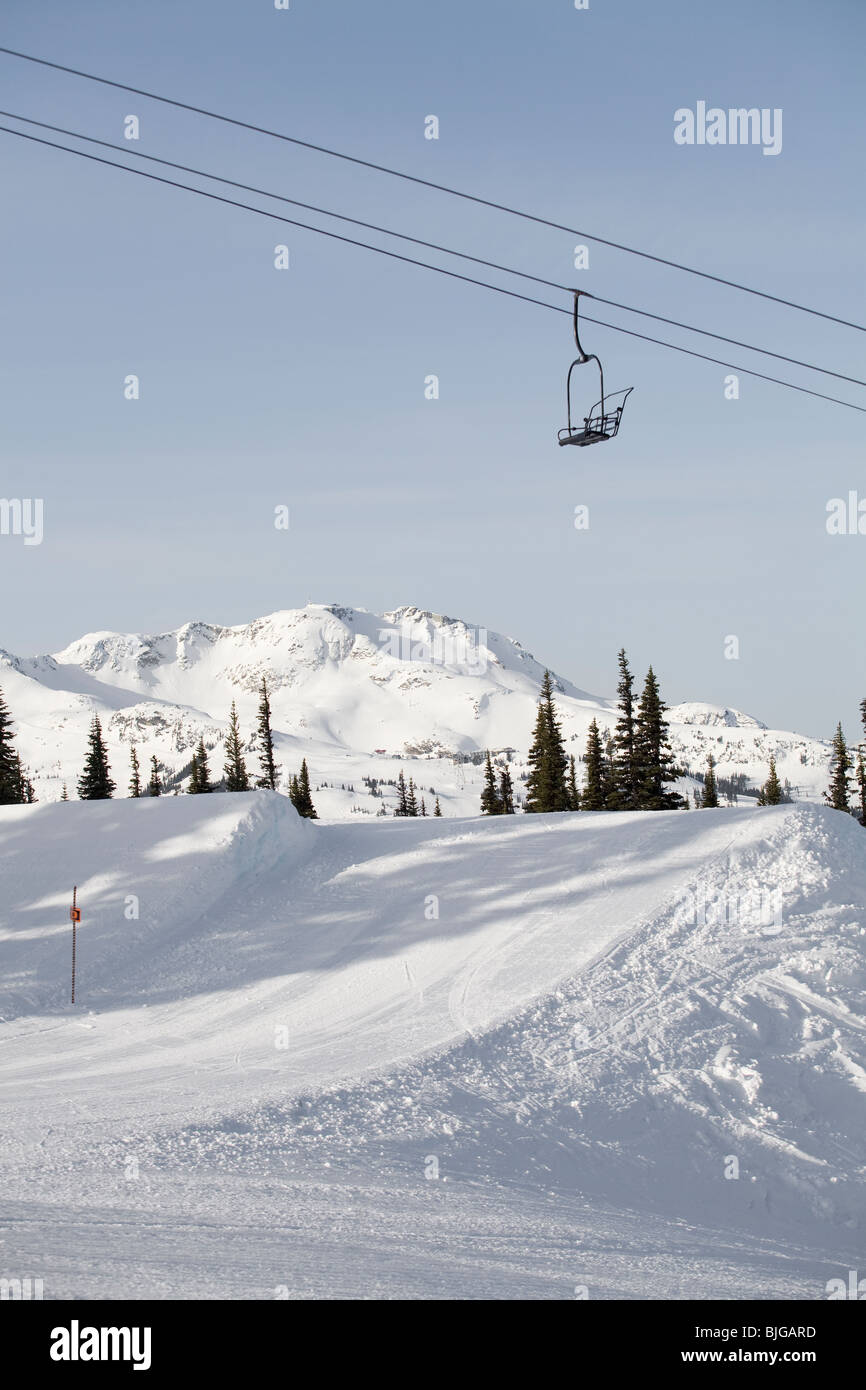 Un saut dans un parc acrobatique avec un télésiège.le saut à ski Banque D'Images