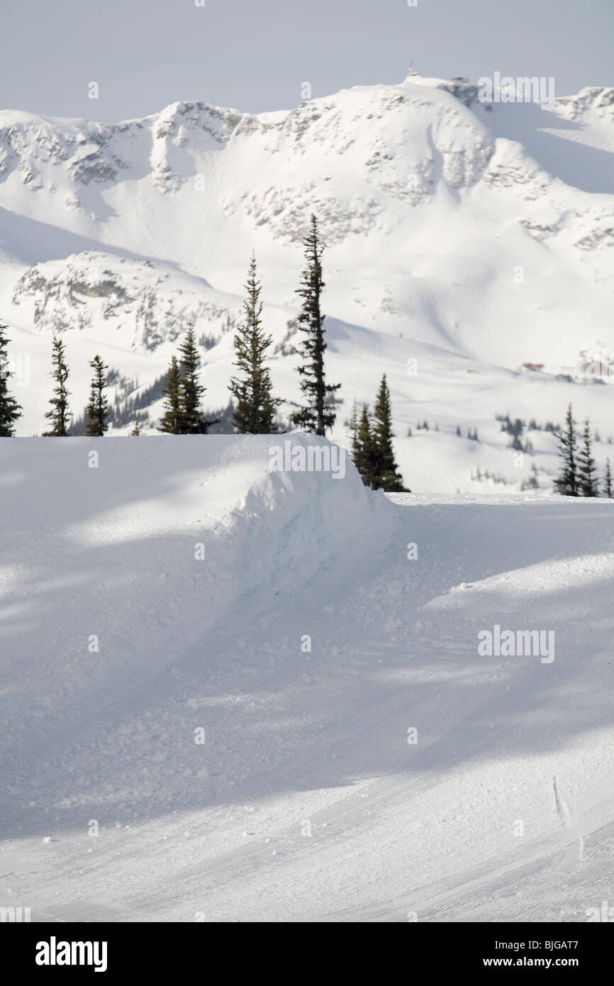 Ski Jump dans un terrain de stationnement. Banque D'Images