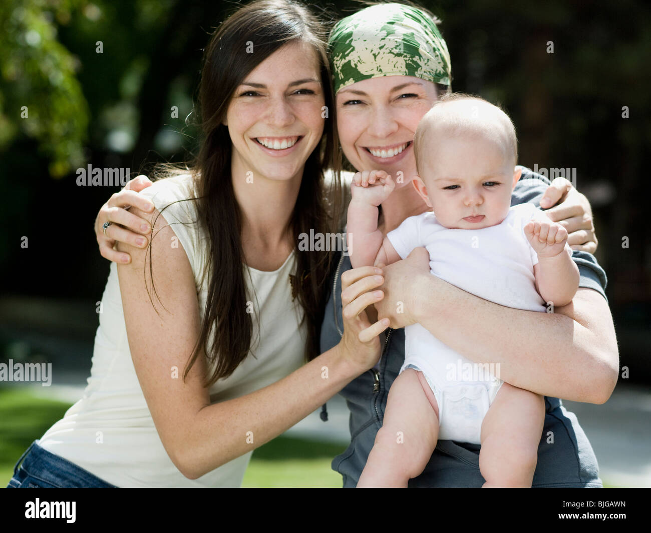 Bebe Avec Sa Mere Et Sa Tante Photo Stock Alamy Bebe Avec Sa Mere Et Sa Tante Photo Stock Alamy