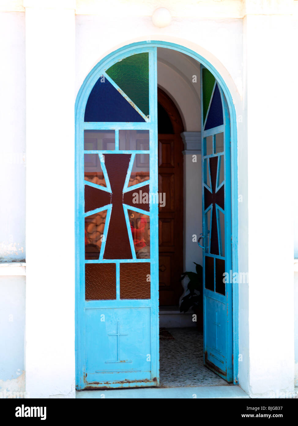 Croix et ouvrir la porte à l'église de Theotokou Kimisis Platanas Samos Grèce Banque D'Images