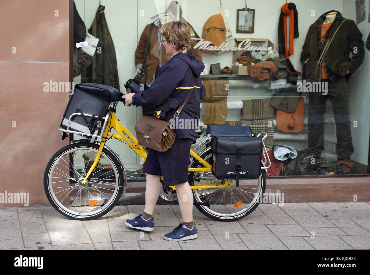 Factrice avec un vélo, Strasbourg, France Banque D'Images