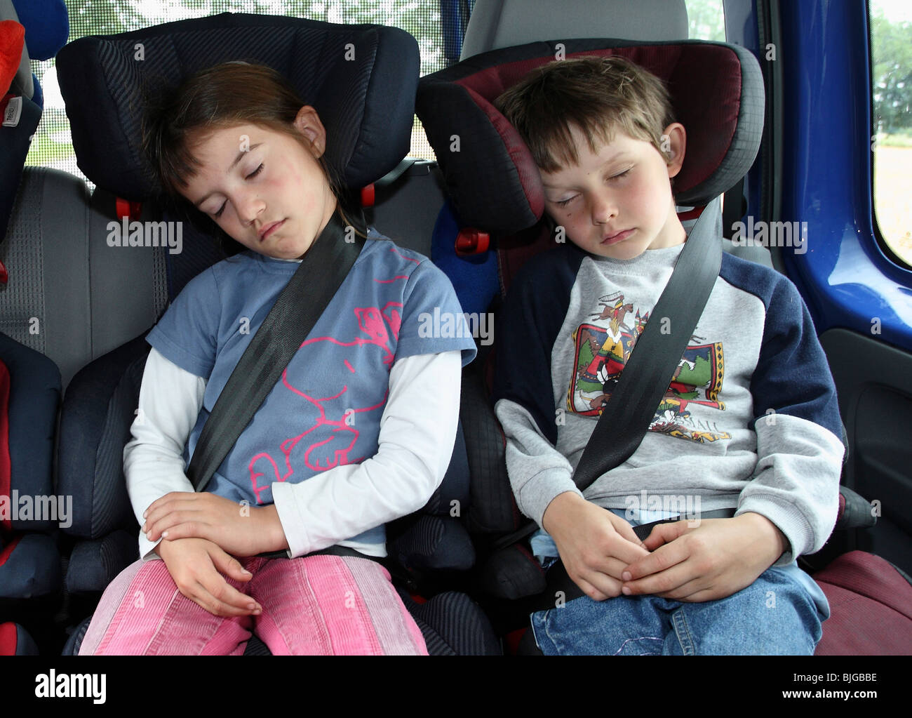 Les enfants dormant dans leur enfant dans une voiture, Werl, Allemagne Banque D'Images
