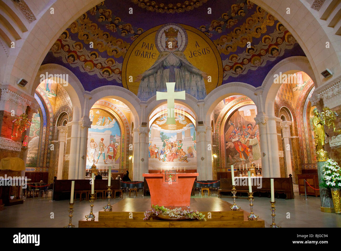 Intérieur de la basilique du Rosaire, Lourdes Banque D'Images