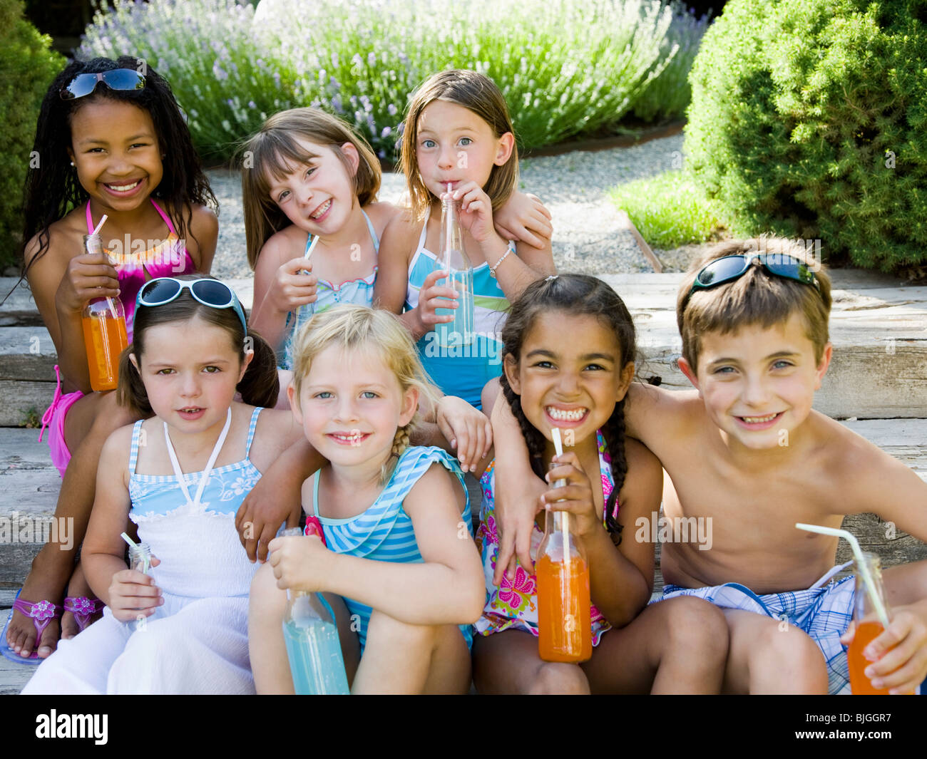Les enfants de boire des sodas Banque D'Images