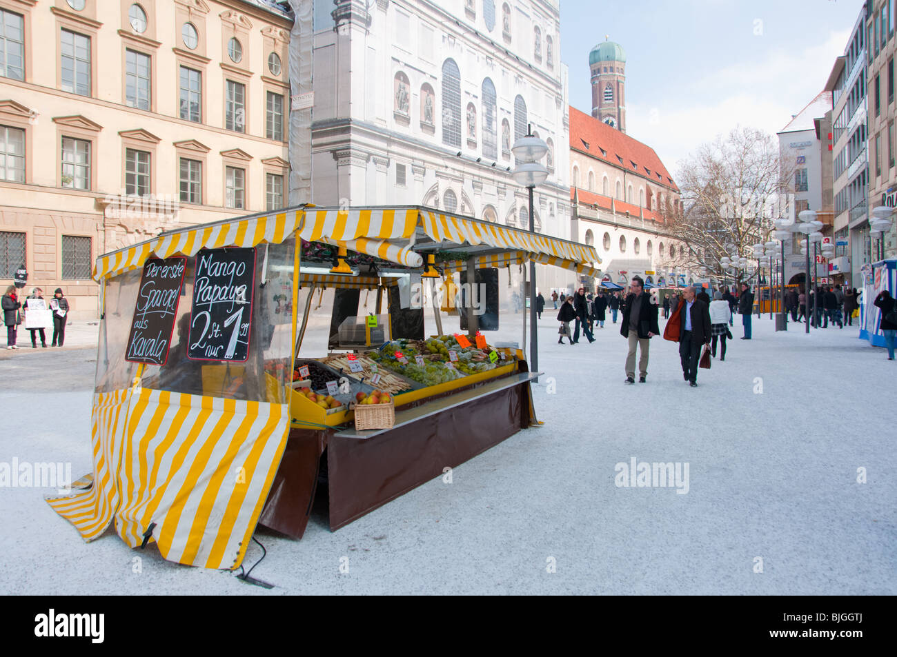 Vendeur de fruits à Munich dans l'artère principale de neige de l'hiver. Allemagne Banque D'Images