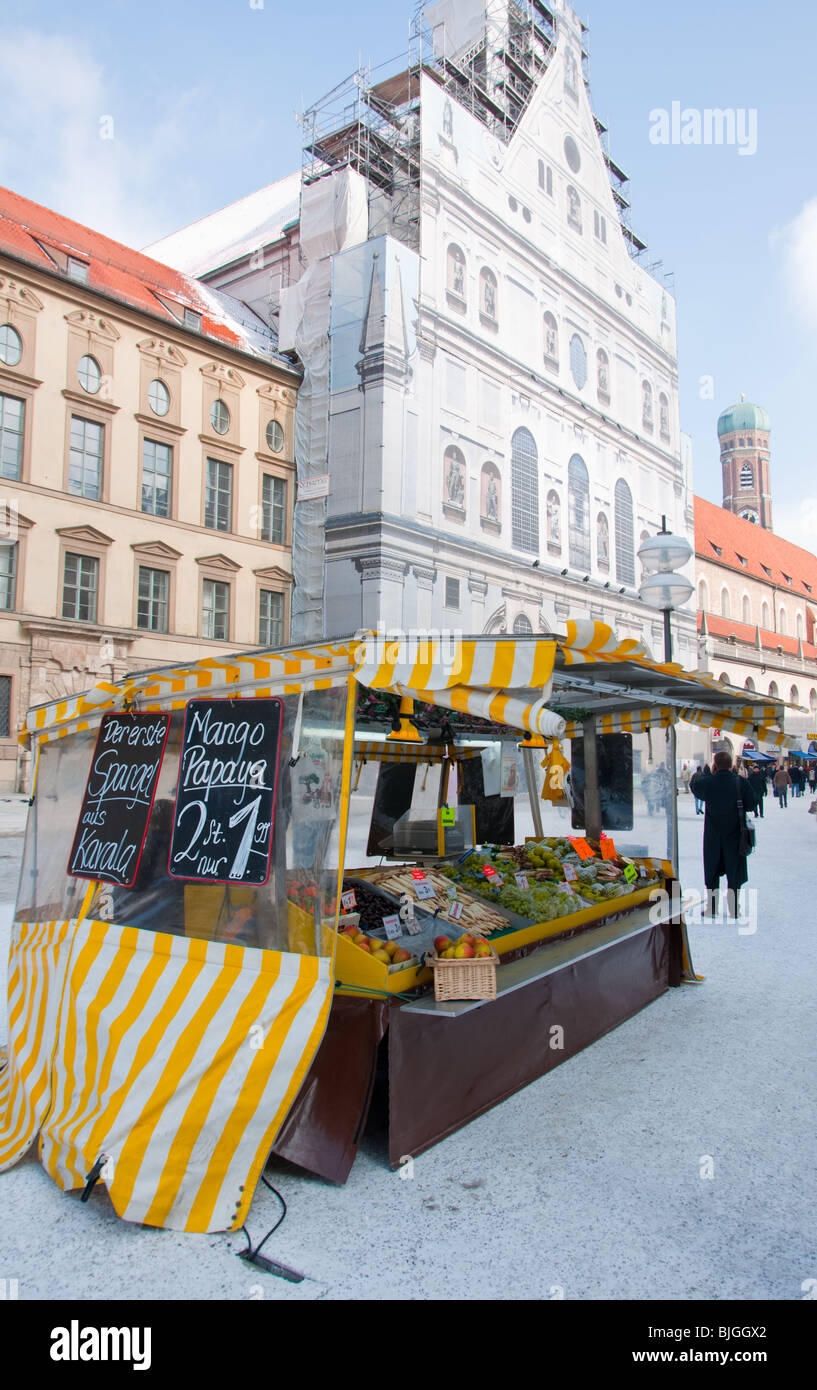 Vendeur de fruits à l'artère principale de Munich. Allemagne Banque D'Images