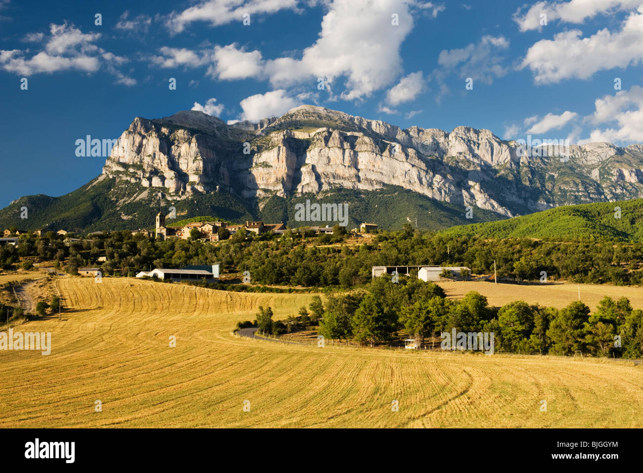 Le village d'El Pueyo de Araguás, avec Peña Montañesa, une haute montagne calcaire dans les Pyrénées espagnoles, dans l'arrière-plan Banque D'Images