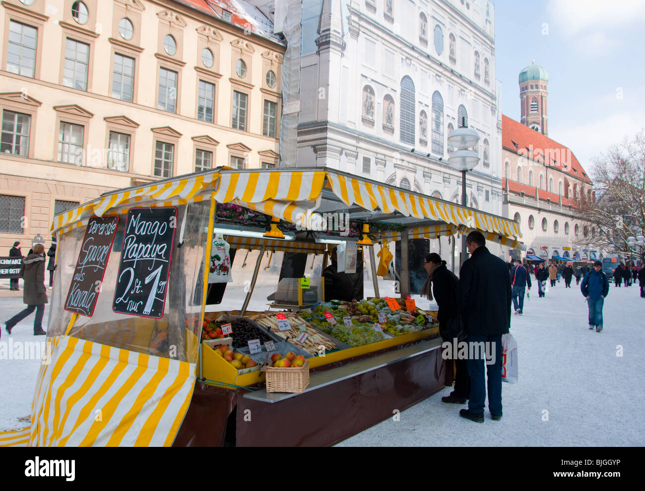 Vendeur de fruits à l'artère principale de Munich. Allemagne Banque D'Images