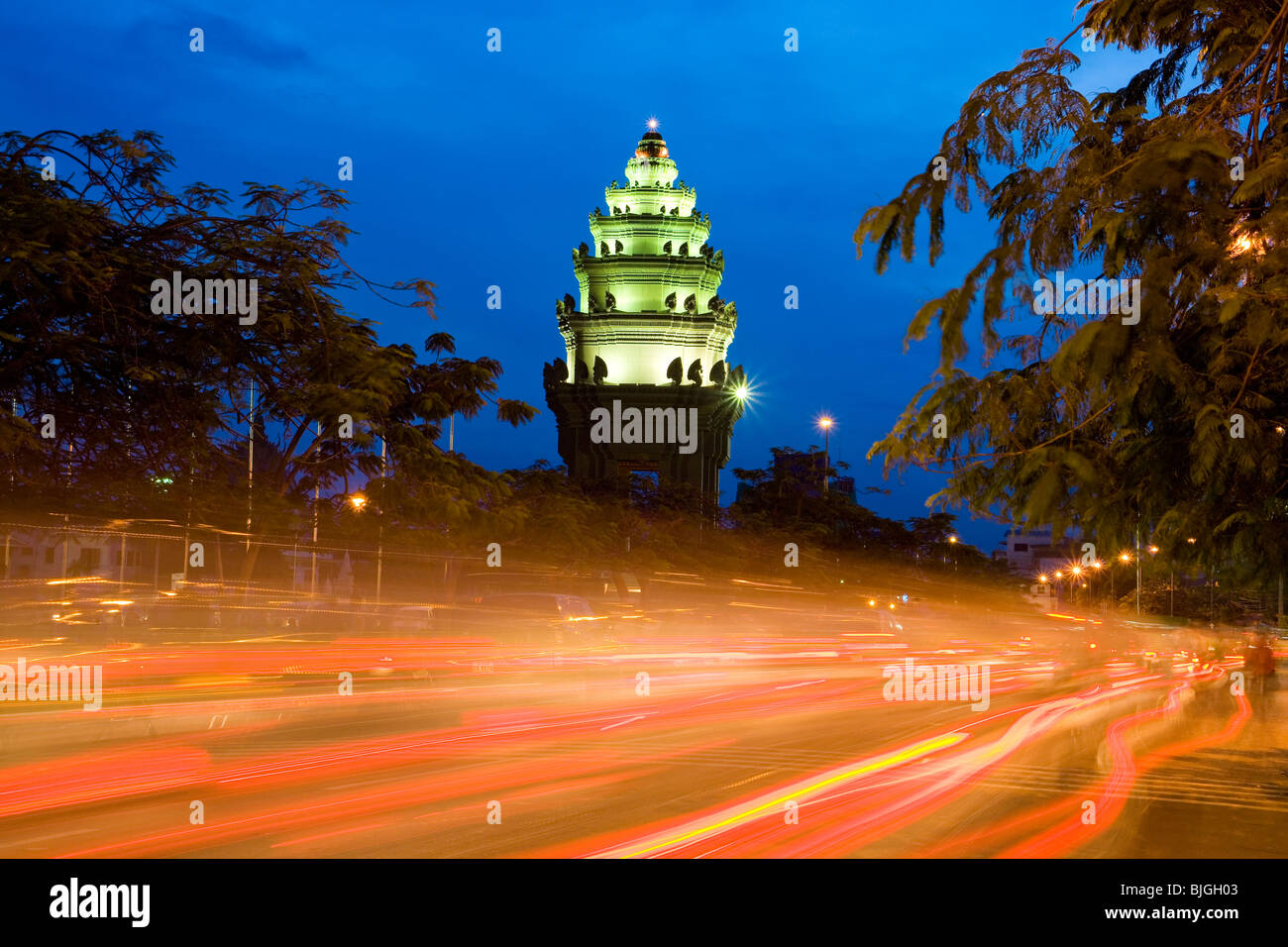 Le Monument de l'indépendance à Phnom Penh à la nuit, - Phnom Penh, Cambodge Banque D'Images