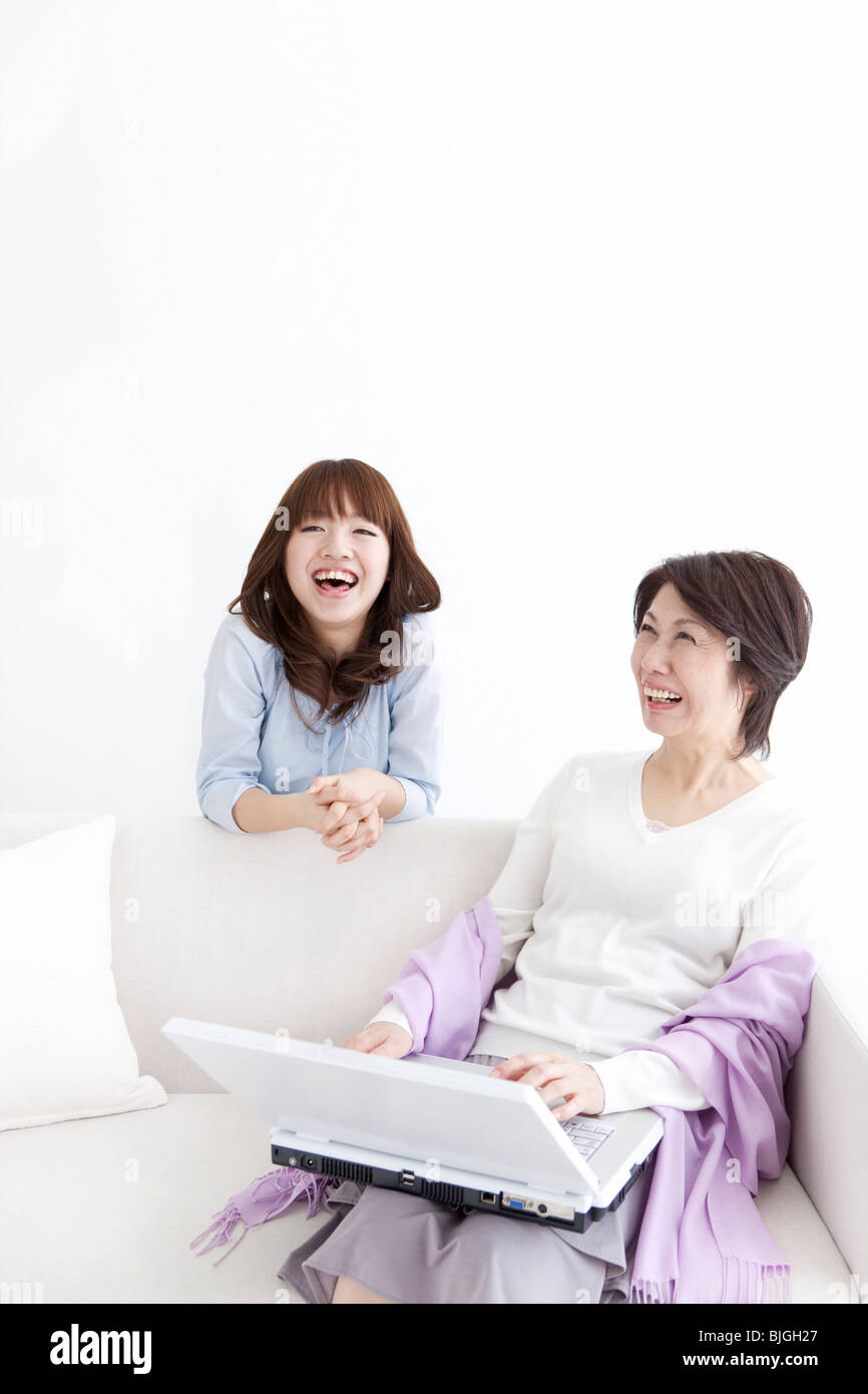 Mère et fille à la recherche d'un laptop Banque D'Images