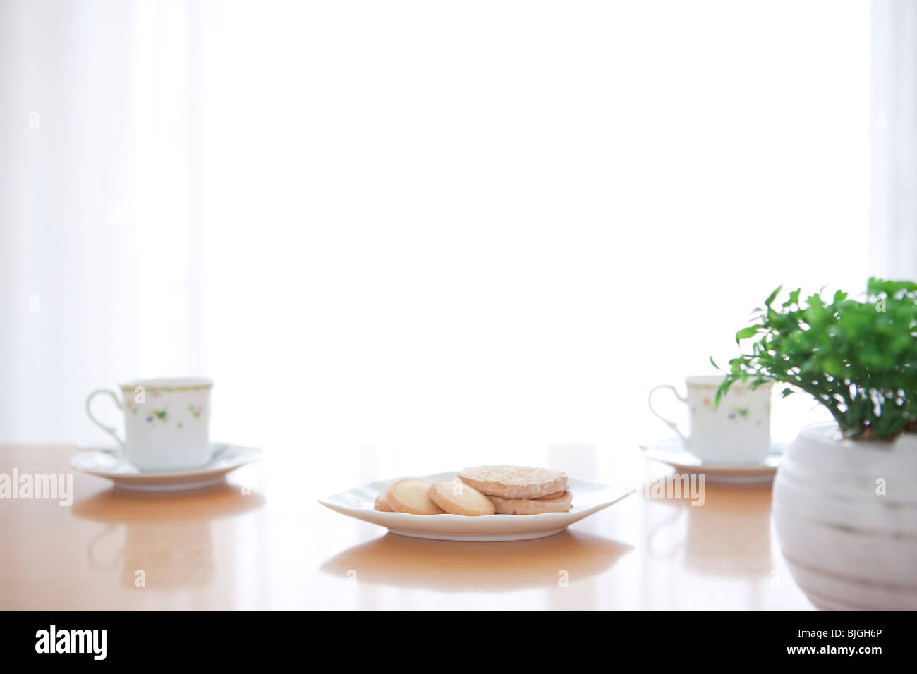 Le thé et les cookies sur une table de salon Banque D'Images