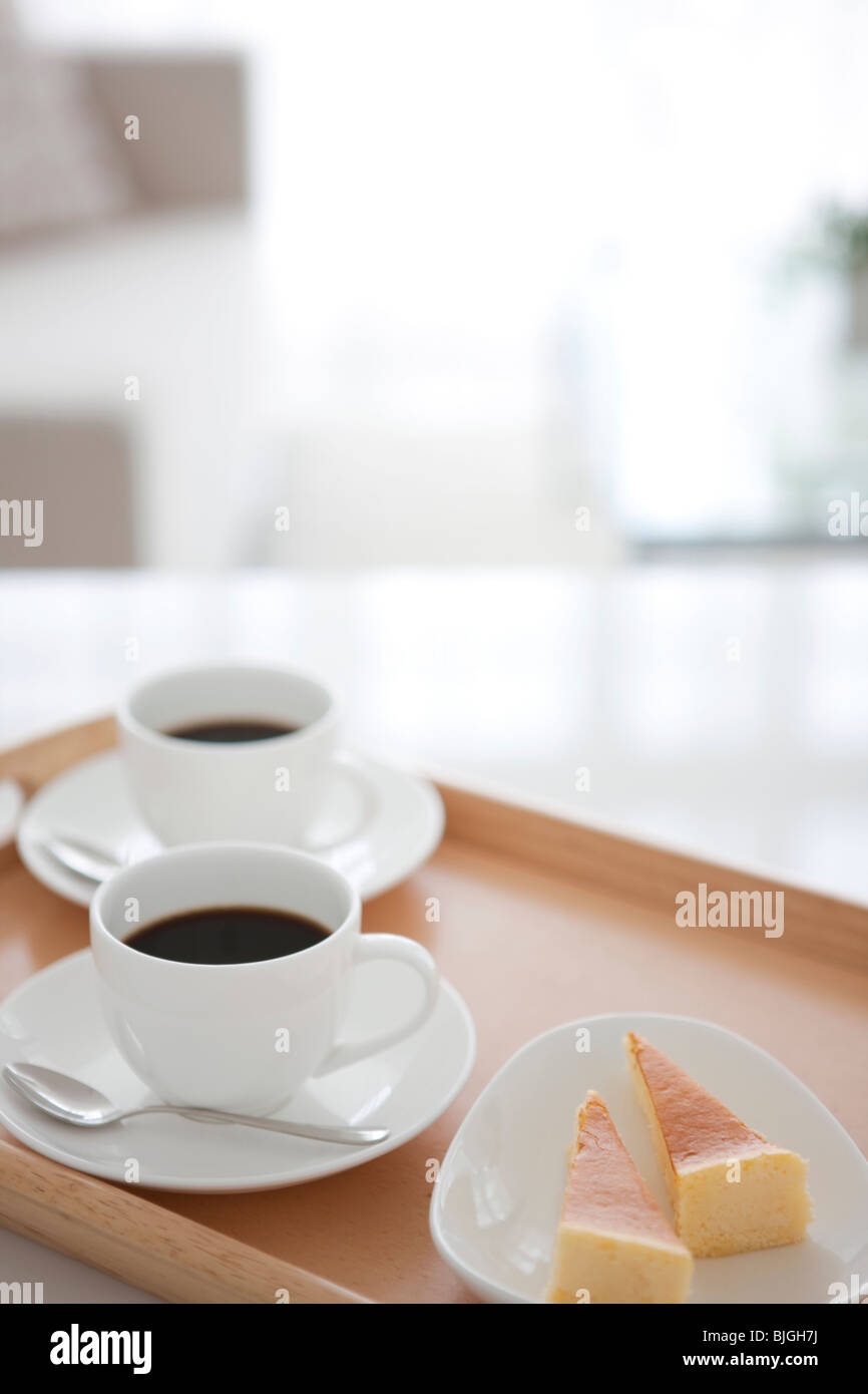 Du café et des gâteaux sur un plateau de service Banque D'Images