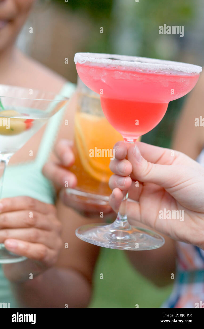 Les femmes avec boissons différentes à l'extérieur - Banque D'Images