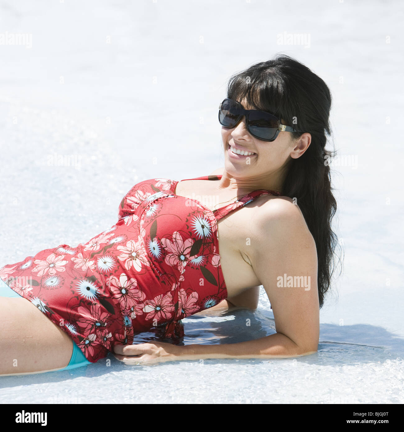 Femme couchée dans l'eau Banque D'Images Femme couchée dans l'eau Banque D'Images
