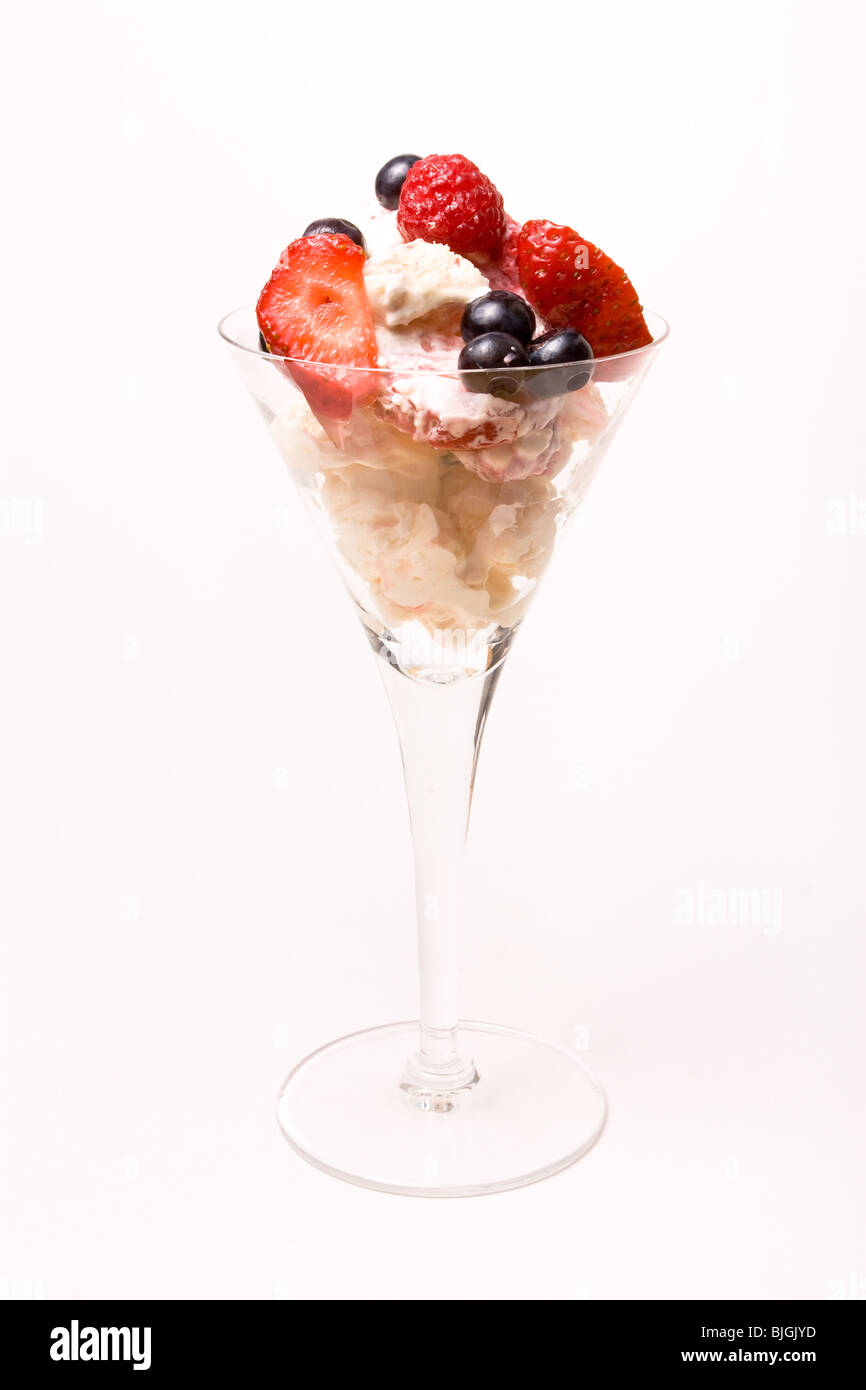 Eton Mess un dessert d'été anglais traditionnel fabriqué à partir de la meringue brisée, la crème et les fruits d'été. Banque D'Images