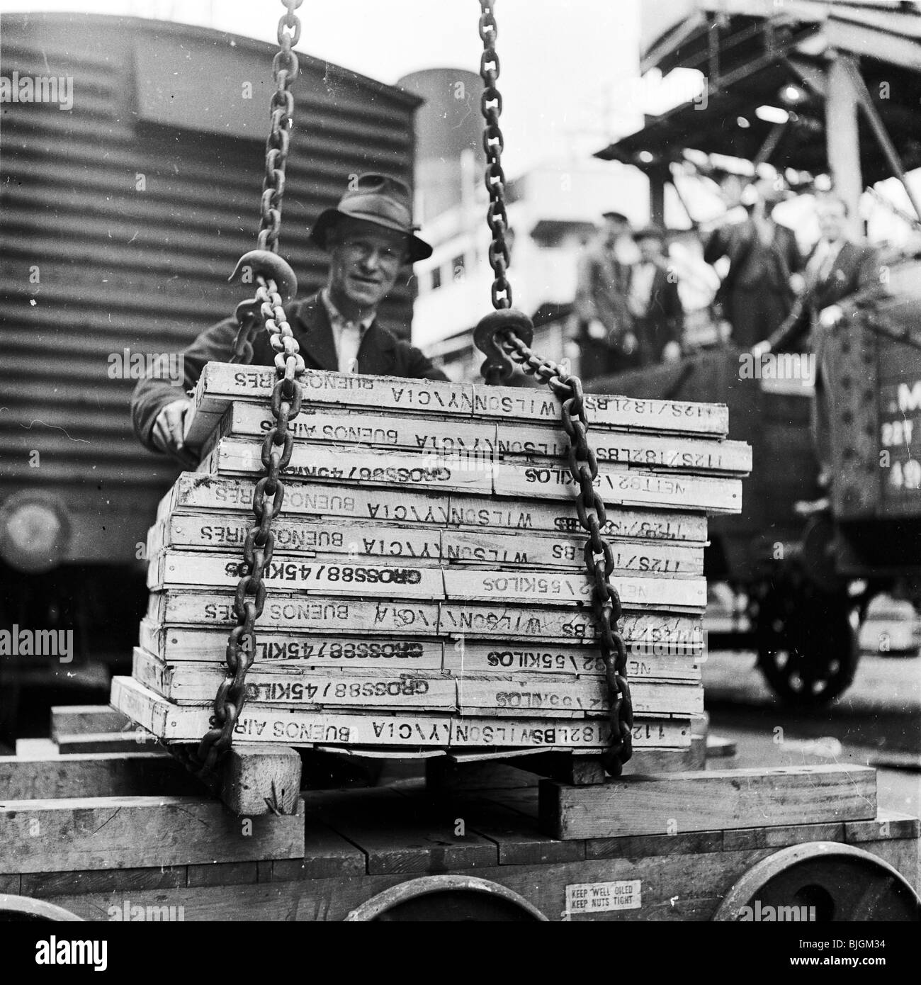 Docks de Londres, 1950. Worker supervise le chargement de matières premières sur un rail dans le GWR panier d'évitement. Banque D'Images