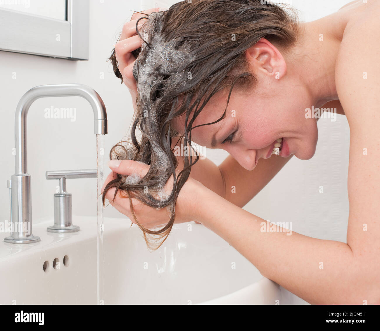 Laver les cheveux Banque de photographies et d'images à haute résolution -  Alamy
