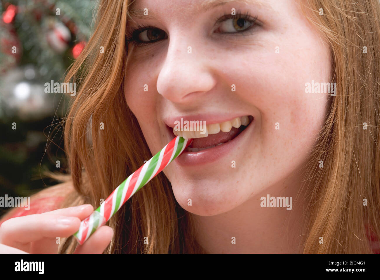 Woman eating Candy Cane - Banque D'Images