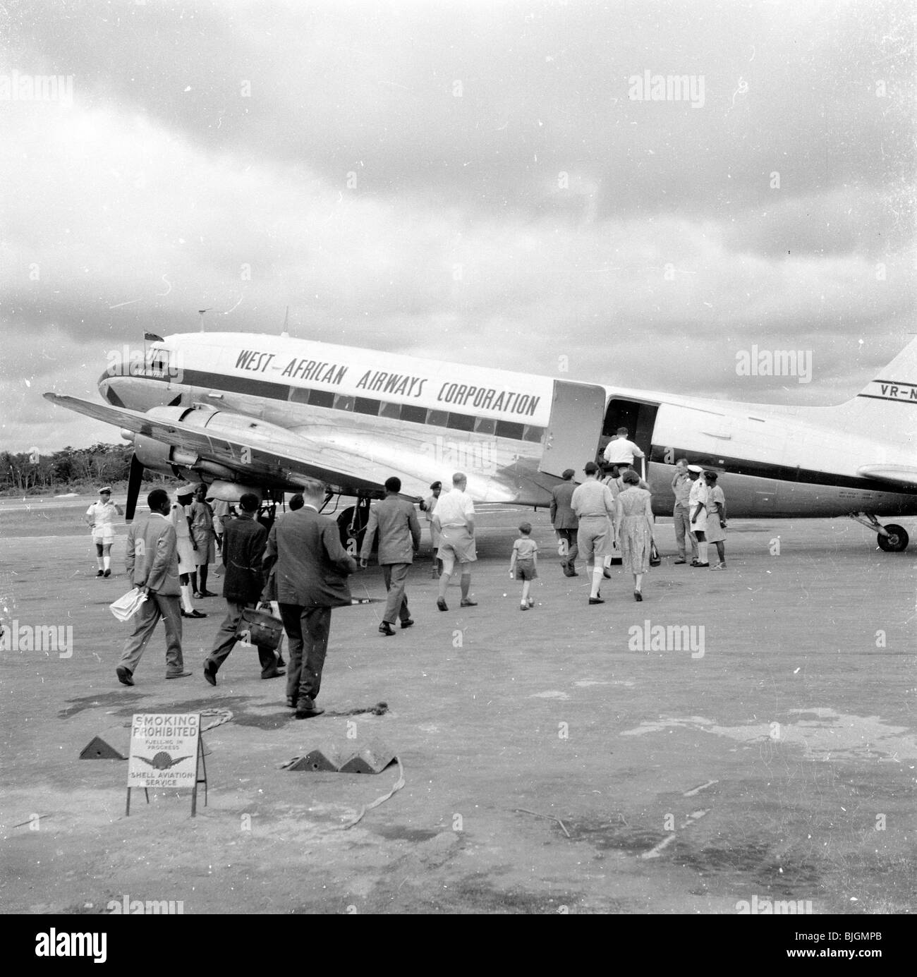 Lagos, Nigéria, Afrique du Sud 1950. Les passagers d'un avion monomoteur à hélice de la West African Airways Corporation. Banque D'Images