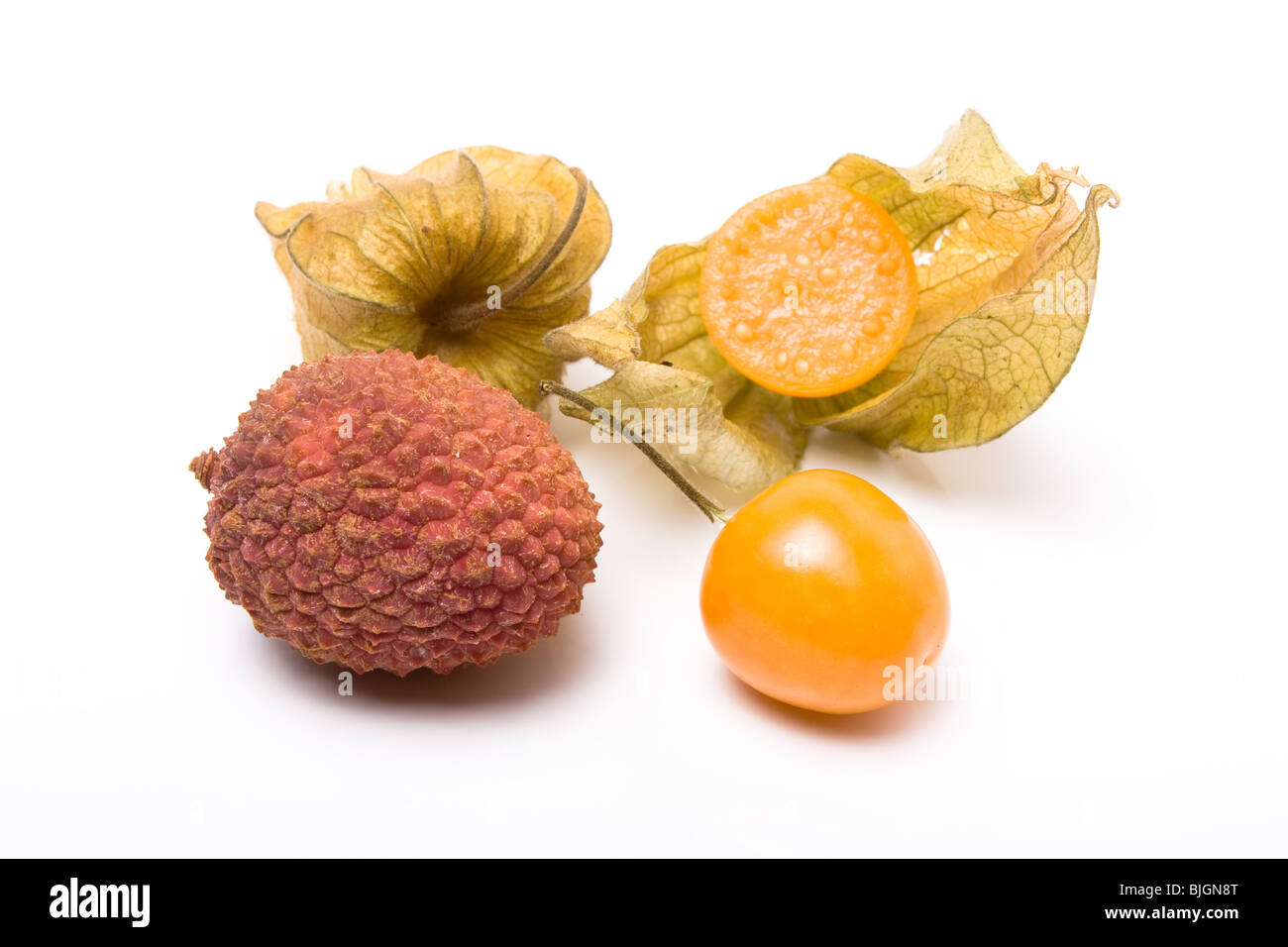 Groupe de Physalis également connu sous le nom de lampe chinoise avec le litchi ou groseille chinois isolés contre fond blanc. Banque D'Images