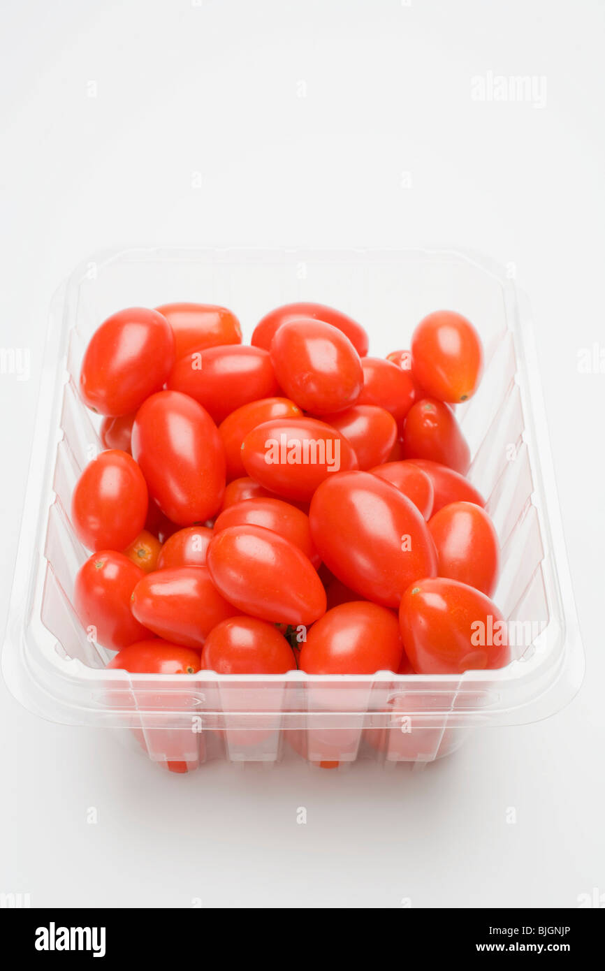 Tomates italiennes dans un contenant de plastique - Banque D'Images