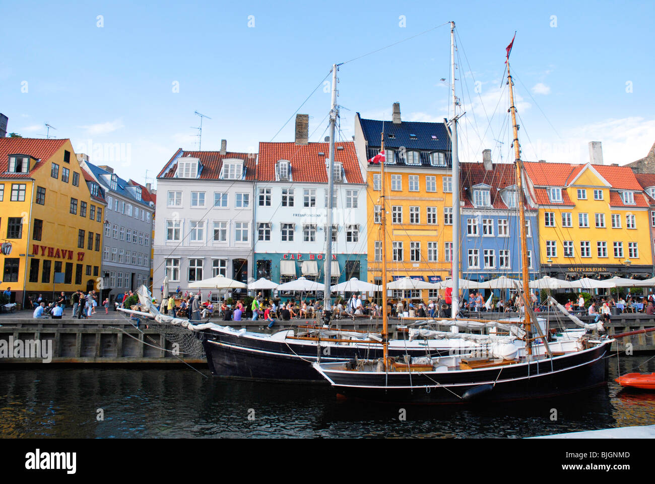 Bateaux sur le canal de Nyhavn, un front de 17e siècle et du quartier des divertissements, à Copenhague, au Danemark. Banque D'Images