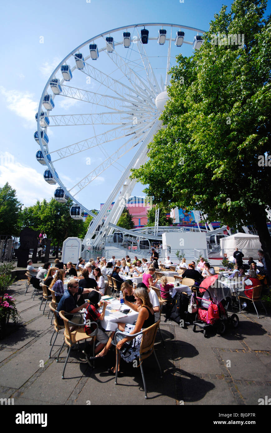 Roue de Copenhague offre une vue imprenable sur la ville. Les gens en train de déjeuner au restaurant Jensen Jensen's Bøfhus, Beef House. Banque D'Images