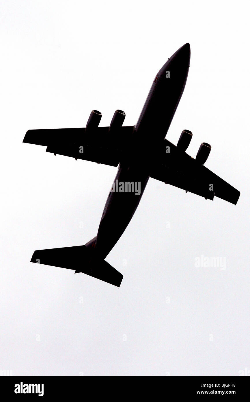 Silhouette d'un avion au décollage Banque D'Images