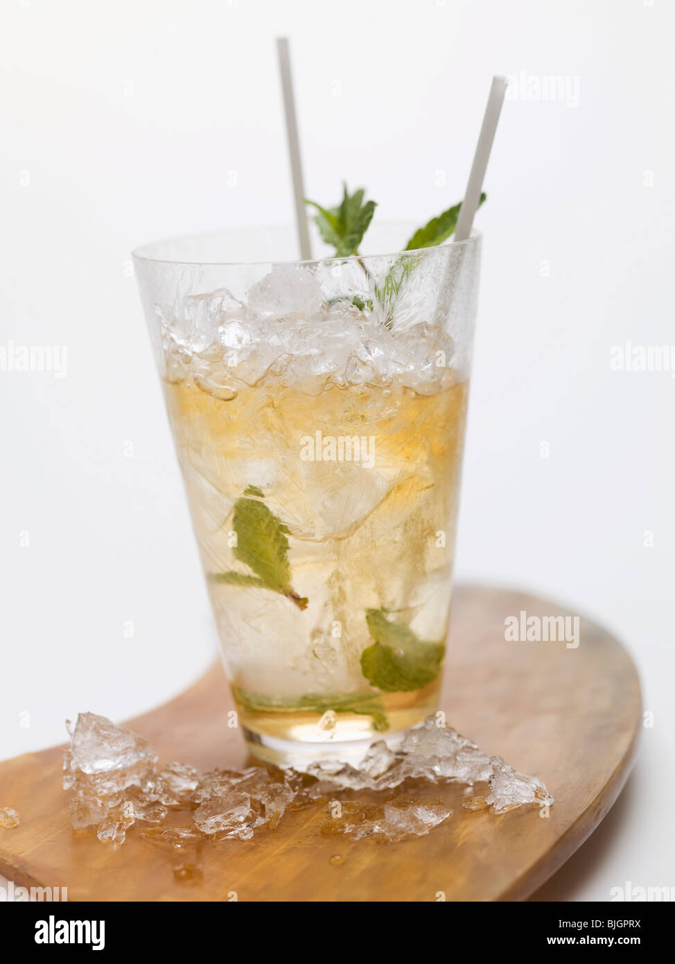 Mojito à la menthe, de la glace concassée et des pailles - Banque D'Images