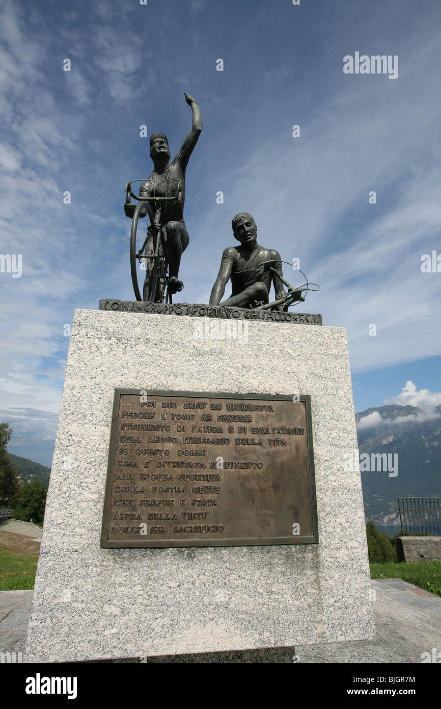 Monument en pierre avec des statues en bronze sur le dessus de deux grands champions du cyclisme italien, Toscane, Italie. Banque D'Images
