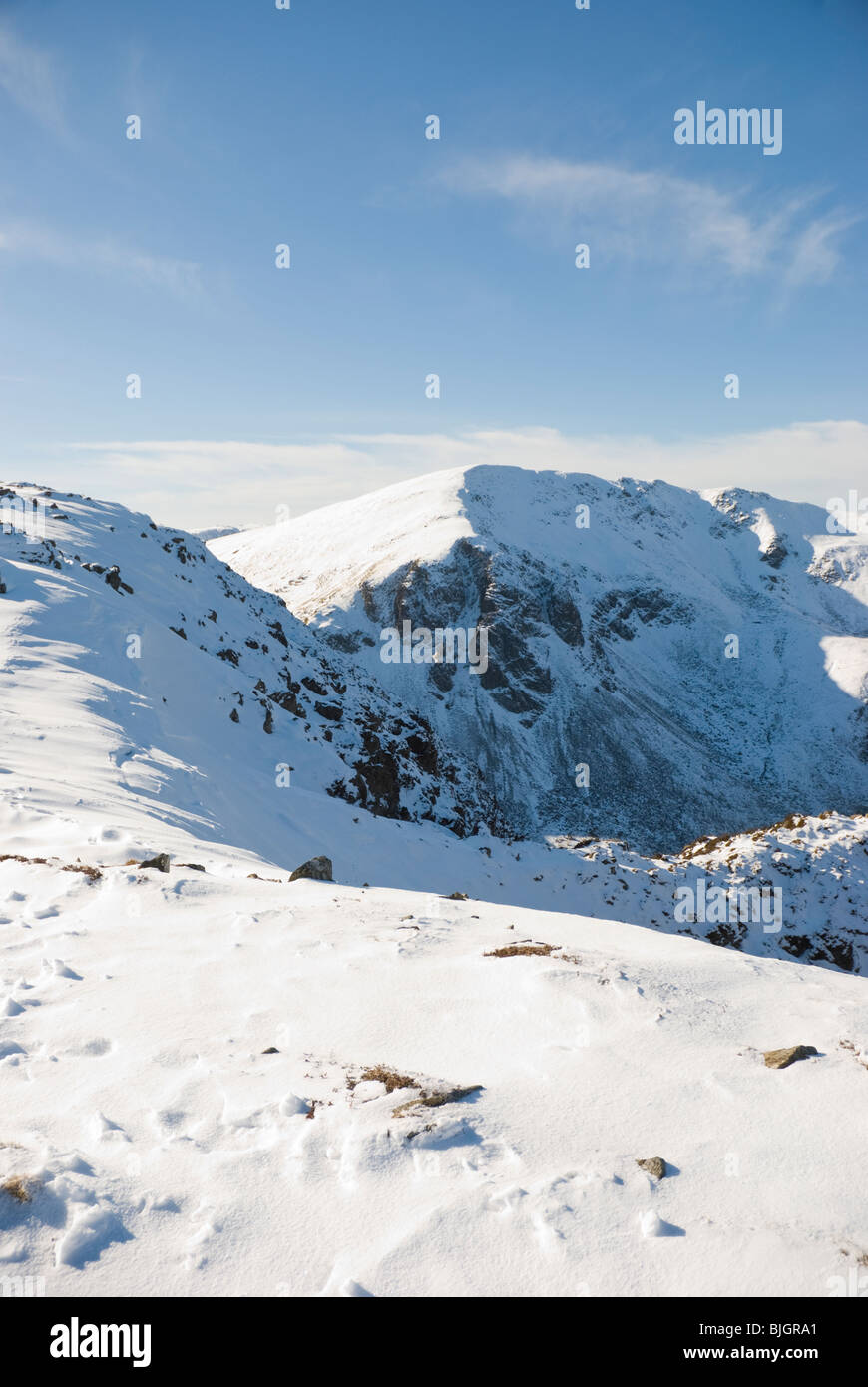 Montagnes couvertes de neige en hiver, Cumbrie Banque D'Images