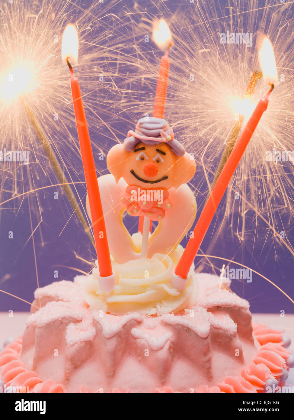 Petit gâteau avec clown & cierges pour l'anniversaire de l'enfant - Banque D'Images