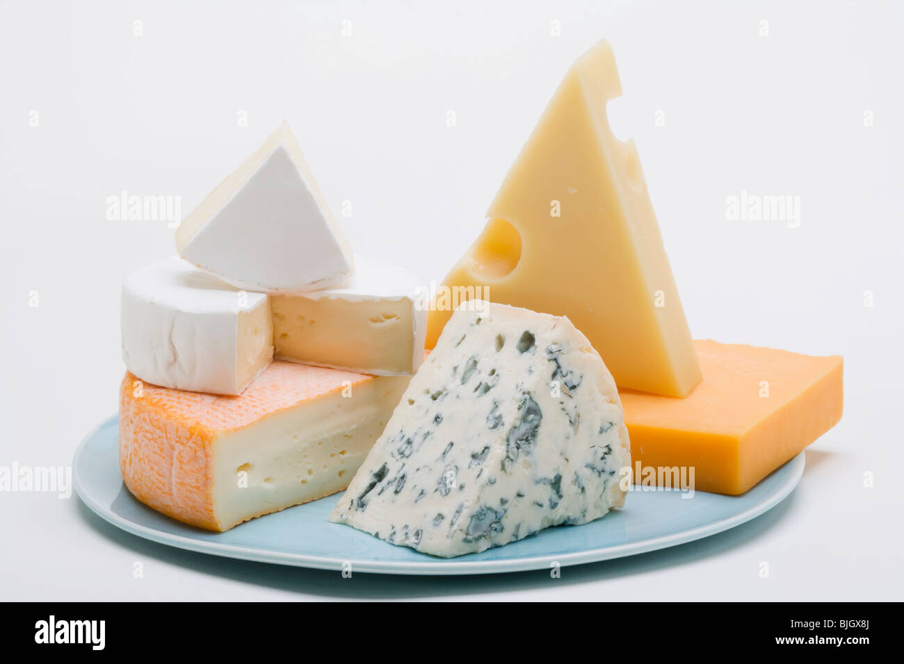 Assiette de fromage avec du fromage dur, fromage bleu et fromage doux - Banque D'Images