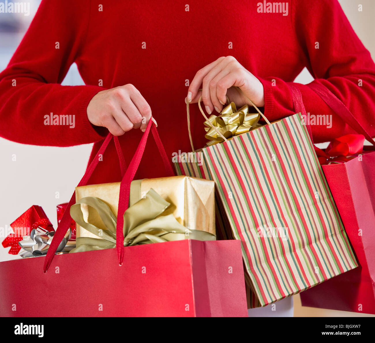 Femme tenant des sacs de cadeaux Banque D'Images